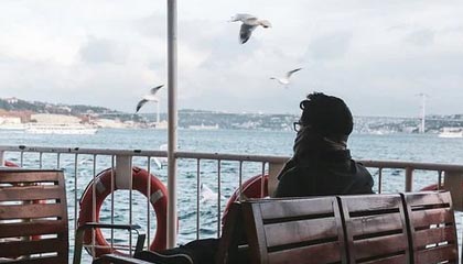 开云全站-【现场疯狂】球迷狂欢夜带动比赛氛围极致，球迷欢呼视频