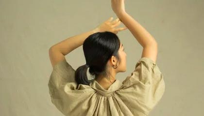 开云全站-【现场疯狂】球迷狂欢夜带动比赛氛围极致，球迷欢呼视频